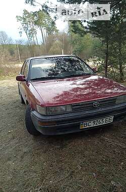 Седан Toyota Corolla 1988 в Новояворовске