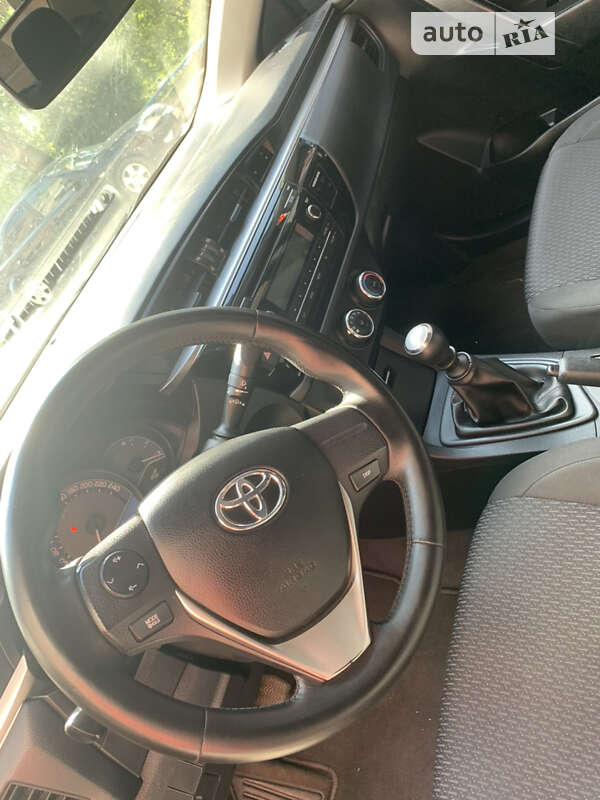 Седан Toyota Corolla 2013 в Тернополі