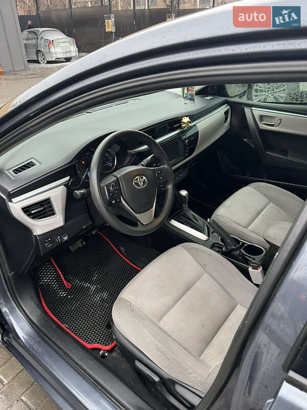 Седан Toyota Corolla 2015 в Днепре