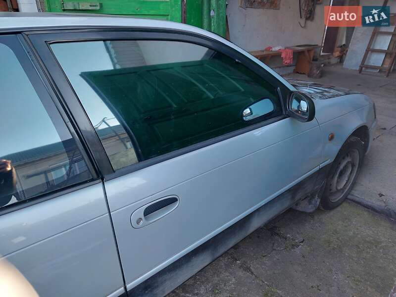Хетчбек Toyota Corolla 1996 в Чернівцях
