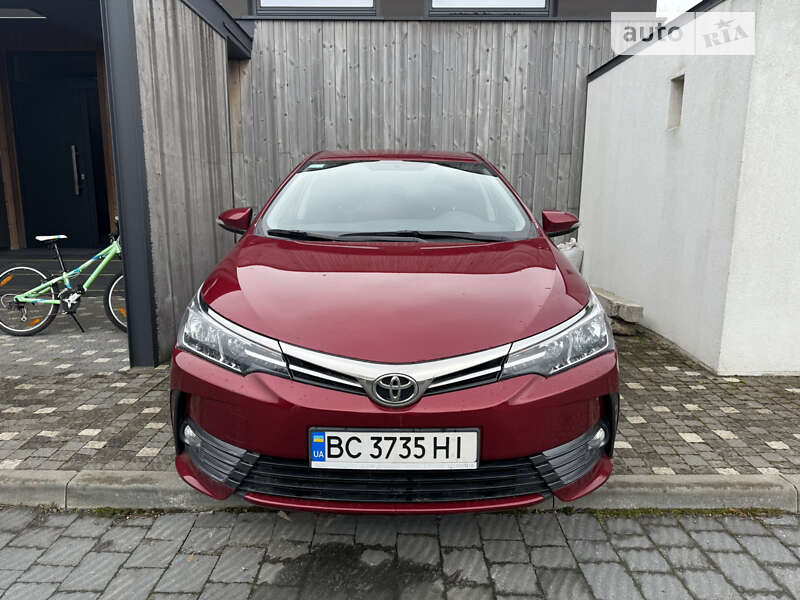 Седан Toyota Corolla 2017 в Львові