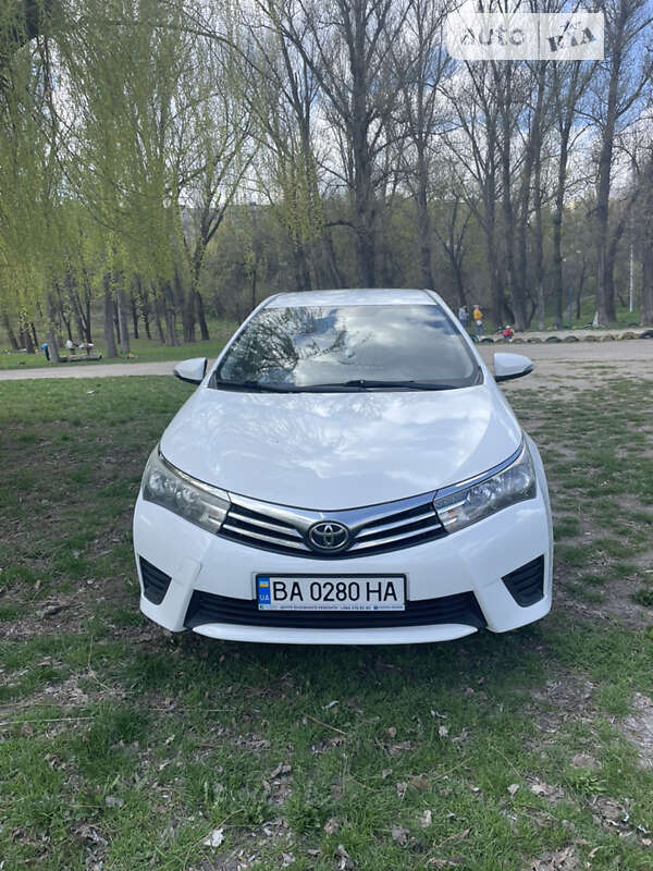 Седан Toyota Corolla 2014 в Кропивницком