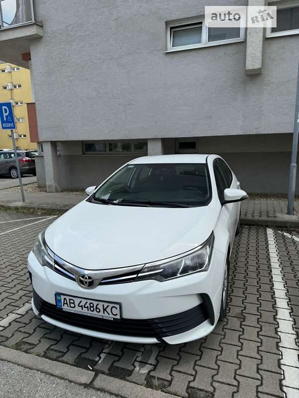 Седан Toyota Corolla 2017 в Виннице