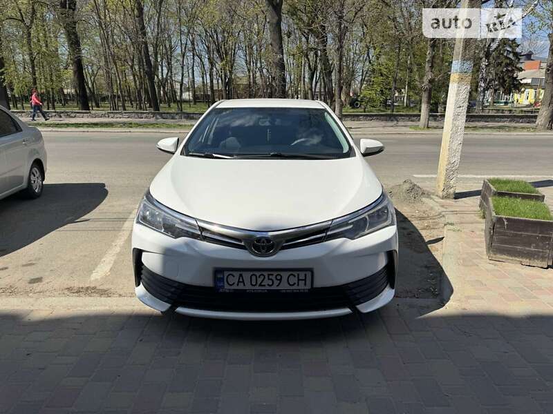 Седан Toyota Corolla 2017 в Шполі