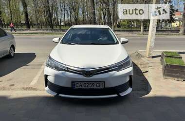 Седан Toyota Corolla 2017 в Шполі