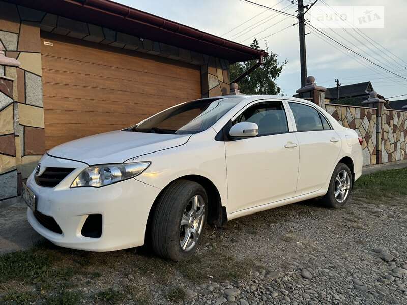 Седан Toyota Corolla 2011 в Надвірній