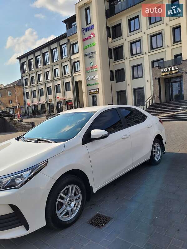 Седан Toyota Corolla 2017 в Коломые