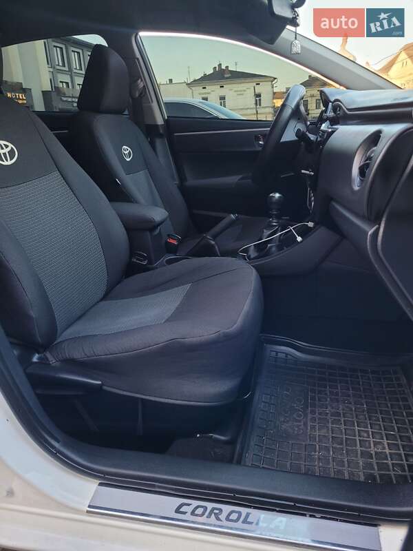 Седан Toyota Corolla 2017 в Коломые