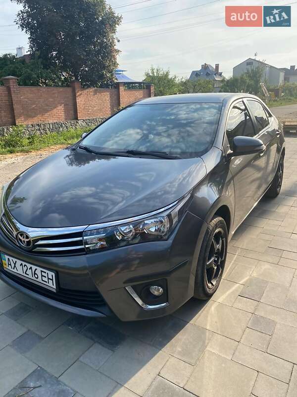 Седан Toyota Corolla 2014 в Полтаві