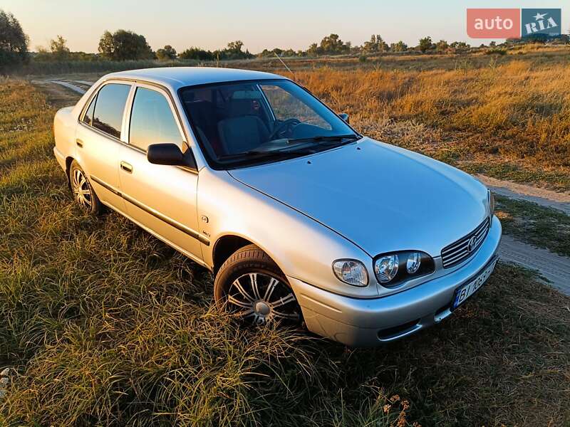 Седан Toyota Corolla 2001 в Нових Санжарах