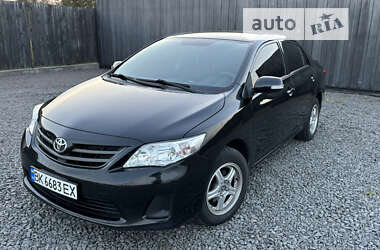 Седан Toyota Corolla 2010 в Сарнах