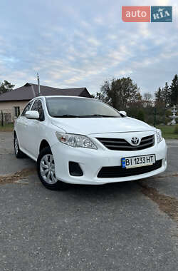 Седан Toyota Corolla 2012 в Чорнухах