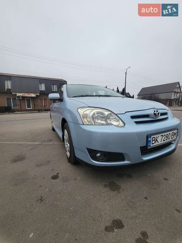 Хетчбек Toyota Corolla 2004 в Сарнах