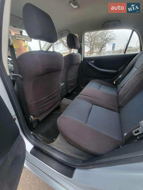 Хетчбек Toyota Corolla 2004 в Сарнах