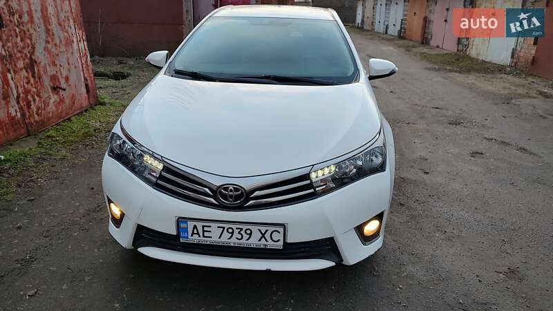 Седан Toyota Corolla 2015 в Дніпрі