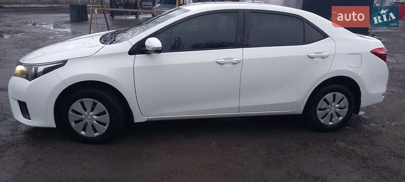 Седан Toyota Corolla 2014 в Полтаве