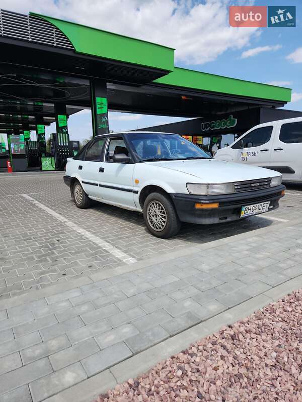 Лифтбек Toyota Corolla 1988 в Старом Салтовом