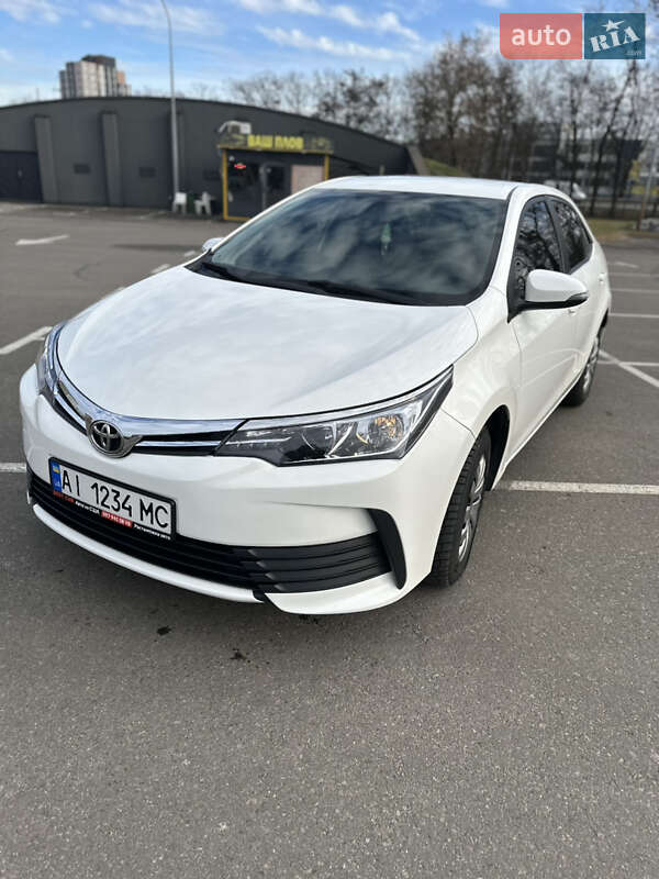 Седан Toyota Corolla 2017 в Киеве