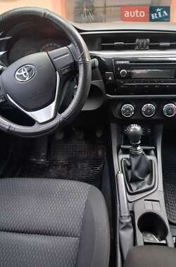 Седан Toyota Corolla 2013 в Пустомитах