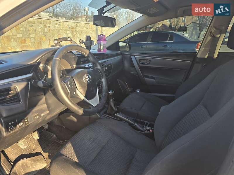 Седан Toyota Corolla 2015 в Сокирянах