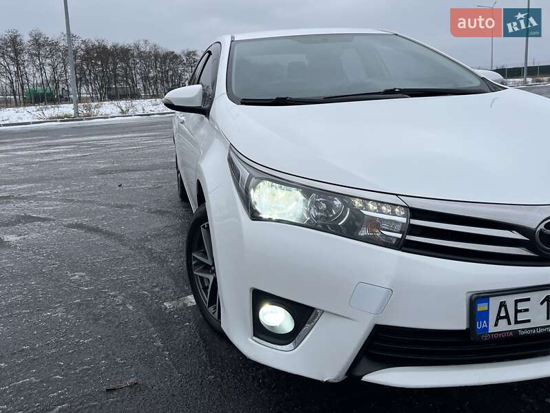 Седан Toyota Corolla 2015 в Днепре