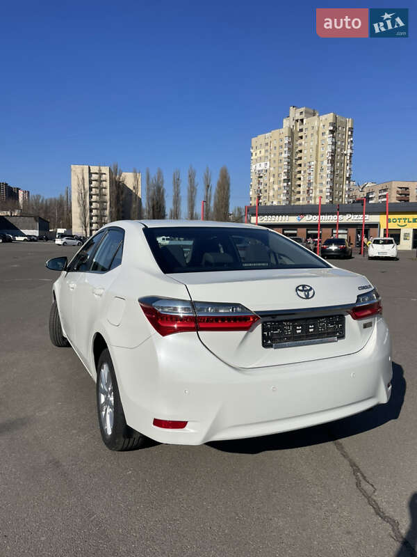 Седан Toyota Corolla 2016 в Киеве