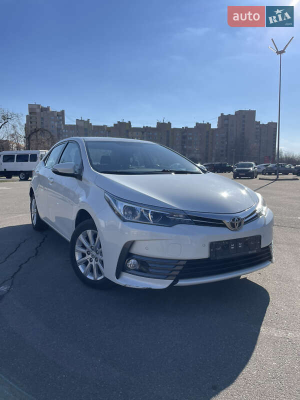 Седан Toyota Corolla 2016 в Киеве