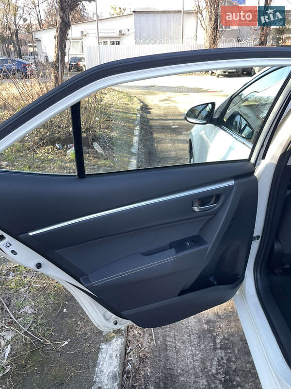 Седан Toyota Corolla 2016 в Киеве