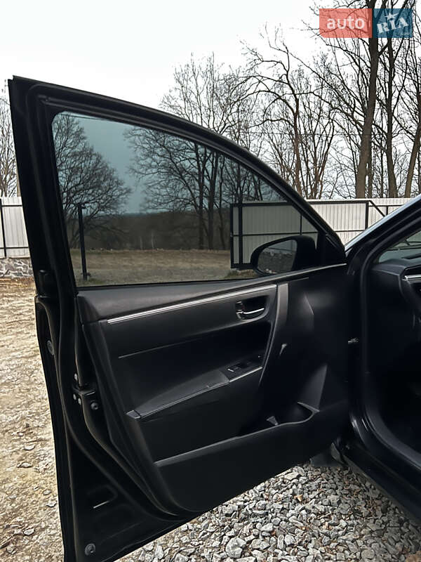 Седан Toyota Corolla 2016 в Умані