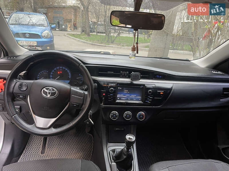 Седан Toyota Corolla 2013 в Вишгороді