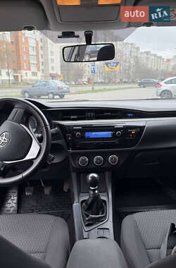 Седан Toyota Corolla 2015 в 
