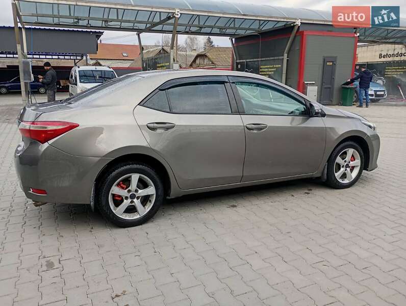 Седан Toyota Corolla 2013 в Мирополі
