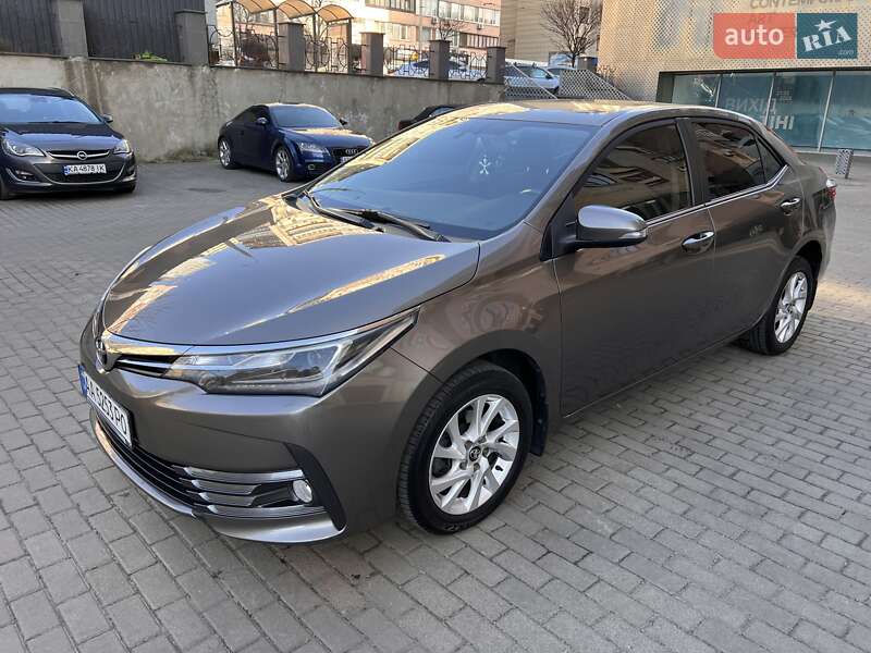 Седан Toyota Corolla 2017 в 
