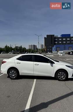 Седан Toyota Corolla 2017 в 