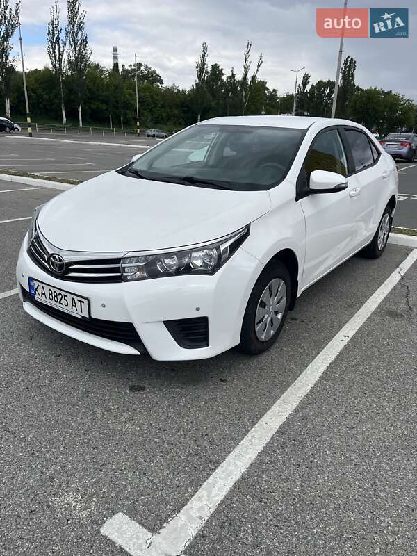 Седан Toyota Corolla 2015 в 