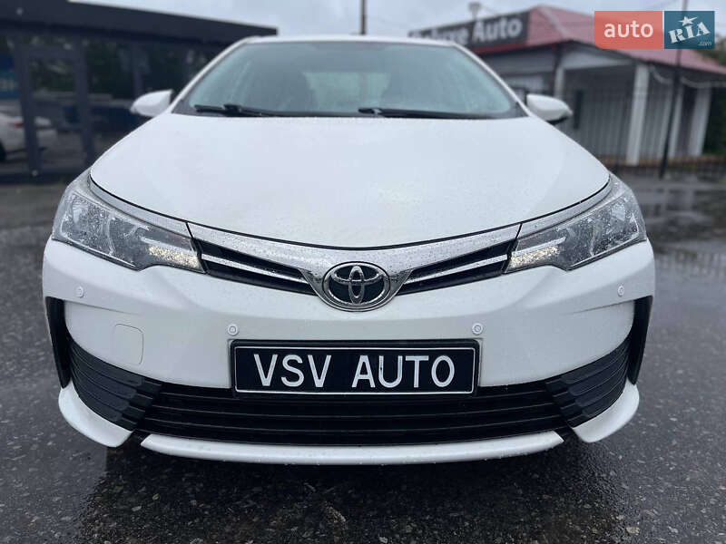 Седан Toyota Corolla 2016 в Киеве