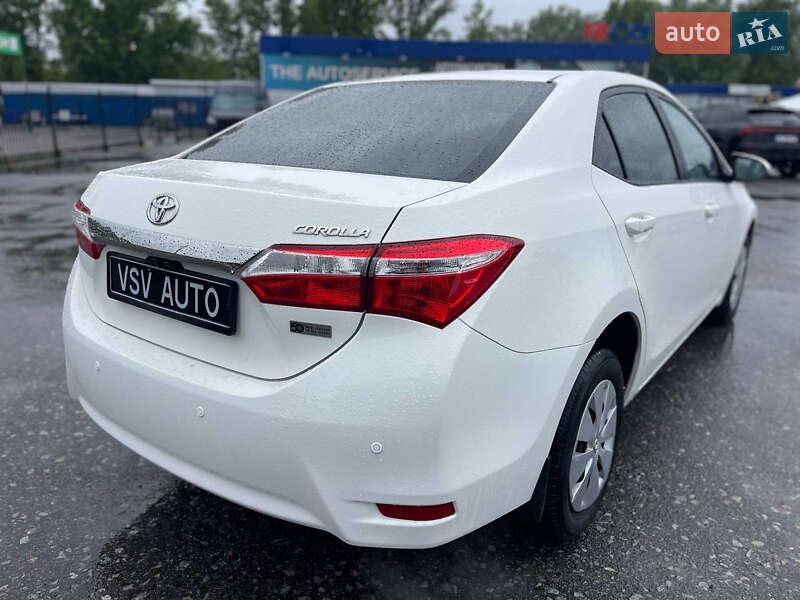Седан Toyota Corolla 2016 в Киеве