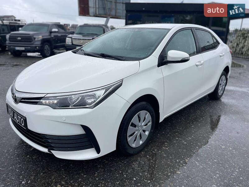 Седан Toyota Corolla 2016 в Киеве