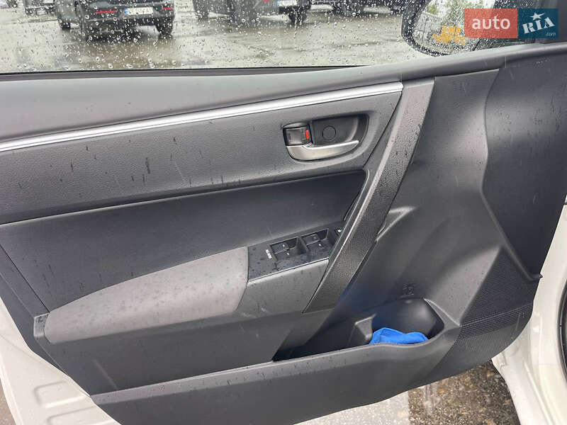 Седан Toyota Corolla 2016 в Киеве