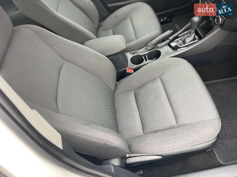 Седан Toyota Corolla 2016 в Киеве