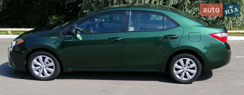 Седан Toyota Corolla 2015 в Ужгороді