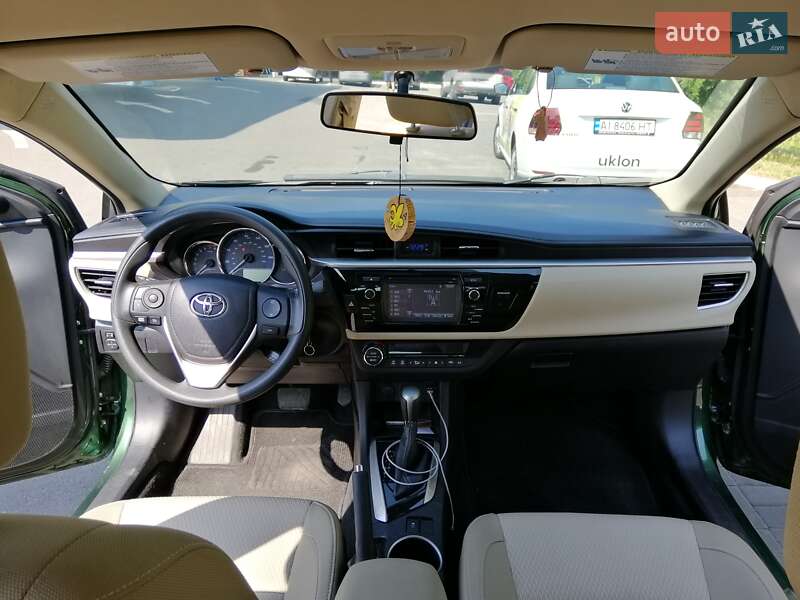 Седан Toyota Corolla 2015 в Ужгороді