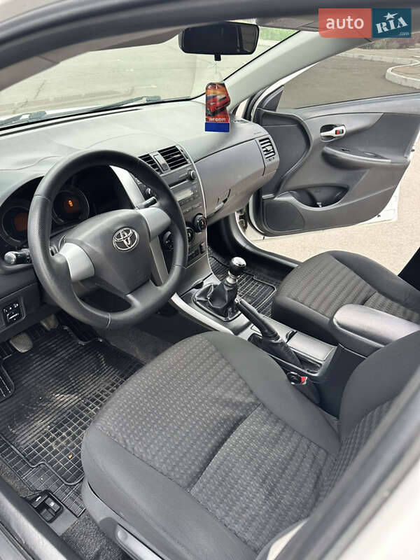 Седан Toyota Corolla 2011 в Кривом Роге