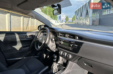 Седан Toyota Corolla 2015 в 