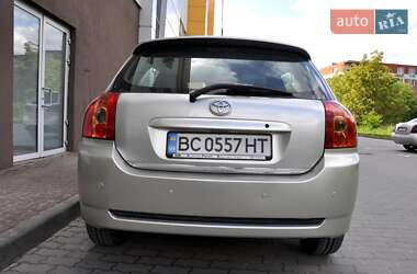 Хэтчбек Toyota Corolla 2004 в 