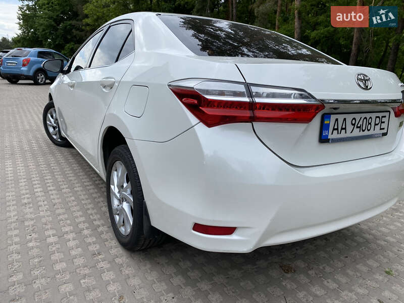Седан Toyota Corolla 2016 в Киеве