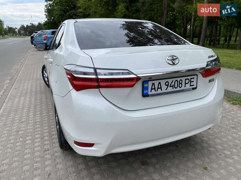 Седан Toyota Corolla 2016 в Киеве