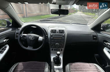 Седан Toyota Corolla 2010 в 