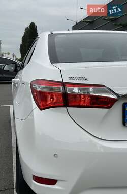 Седан Toyota Corolla 2015 в 