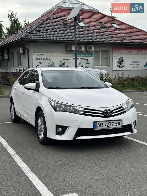 Седан Toyota Corolla 2015 в 